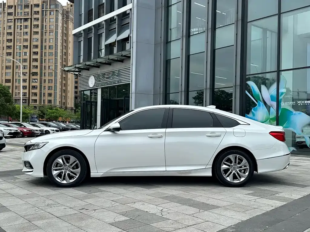 Honda Accord — фото 10