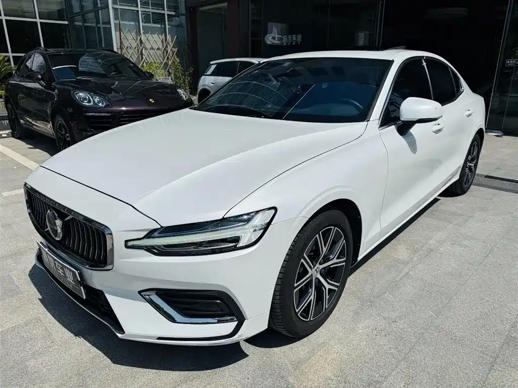 Volvo S60 — фото 1