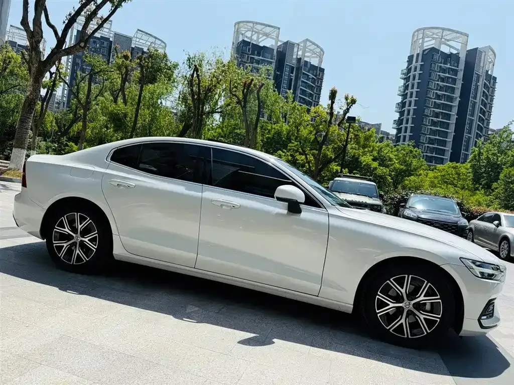 Volvo S60 — фото 10