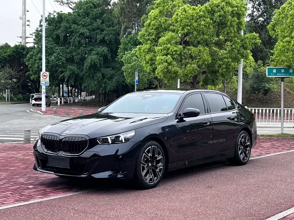 BMW 5 Series — фото 1