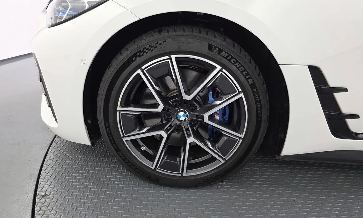 BMW i4 — фото 5
