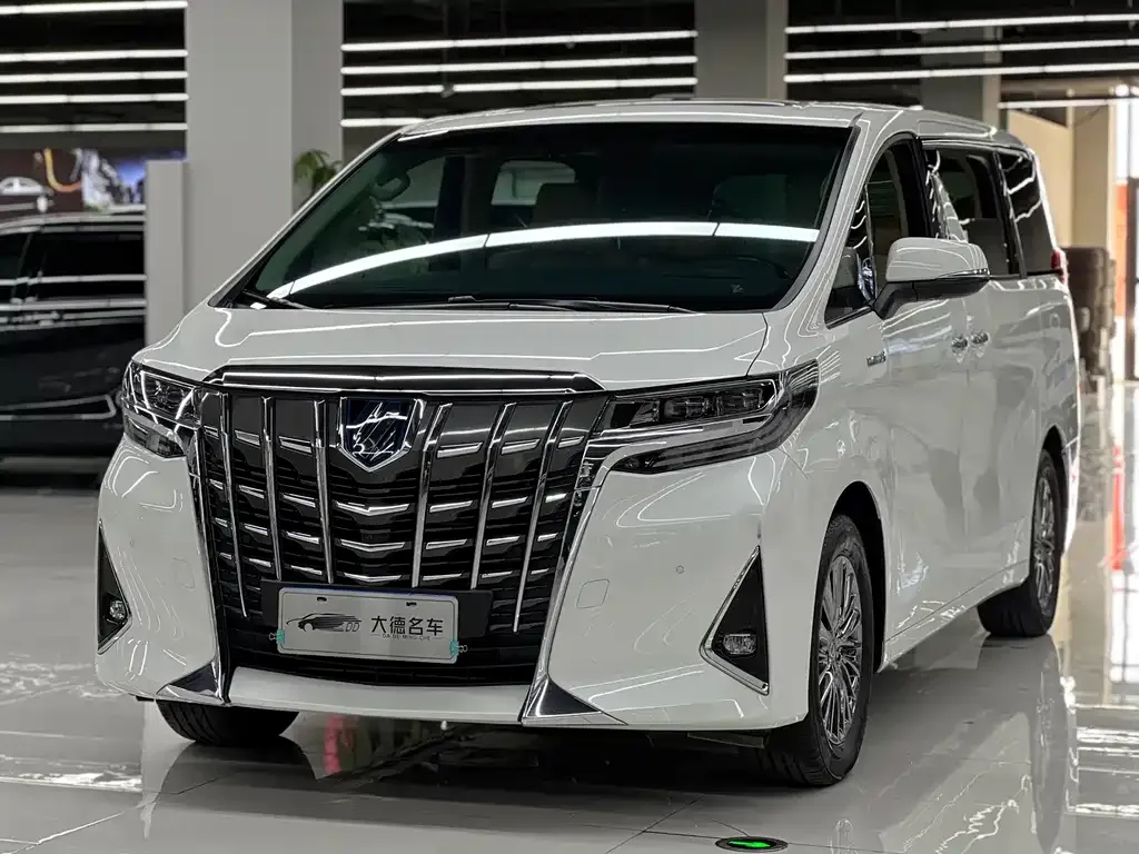 Toyota Alphard — фото 1