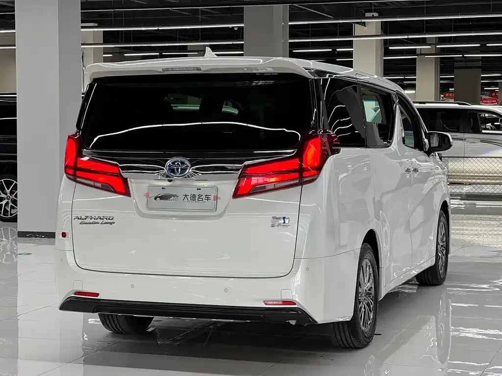 Toyota Alphard — фото 7