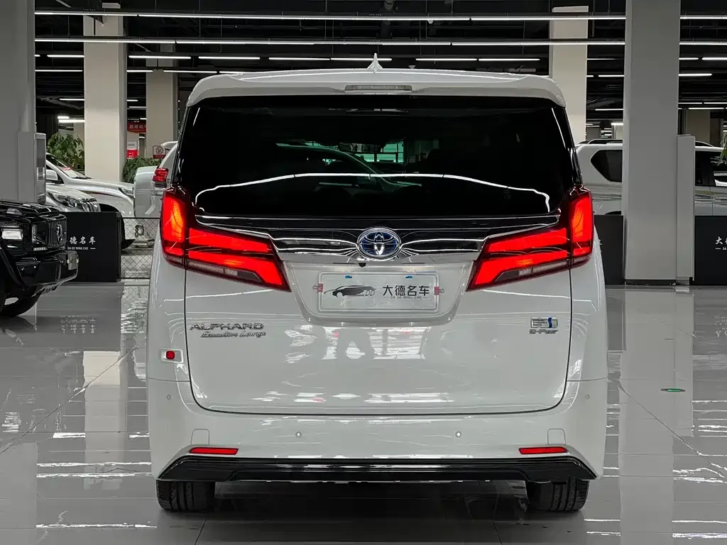 Toyota Alphard — фото 3