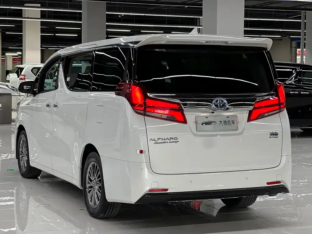 Toyota Alphard — фото 9