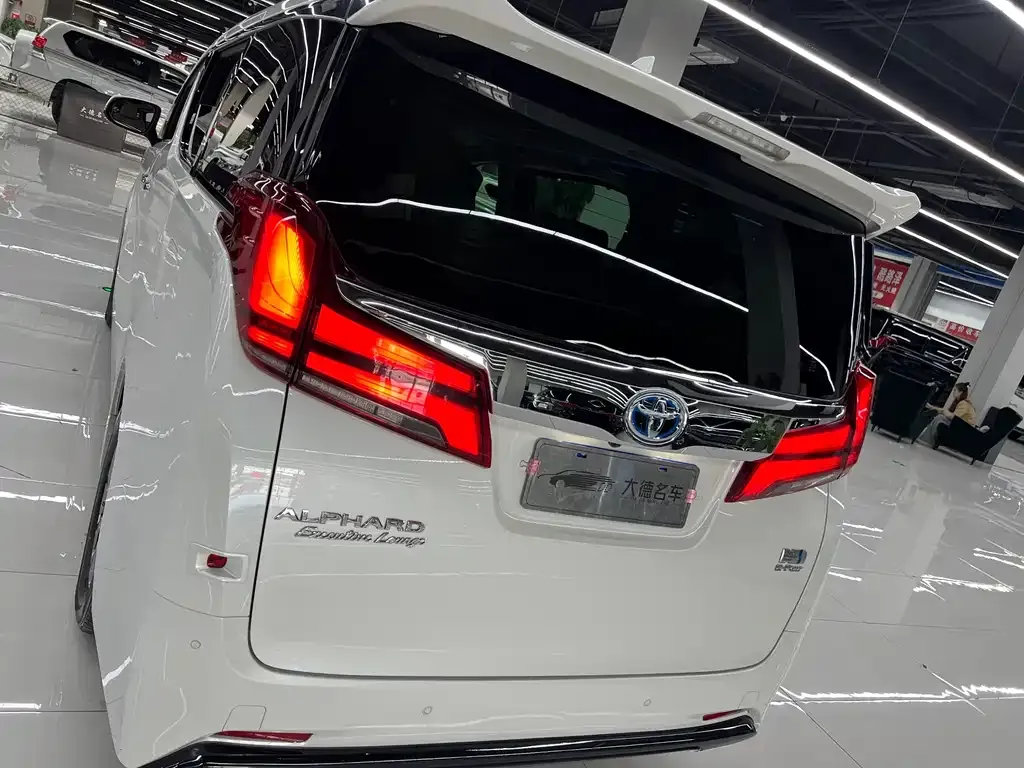 Toyota Alphard — фото 8