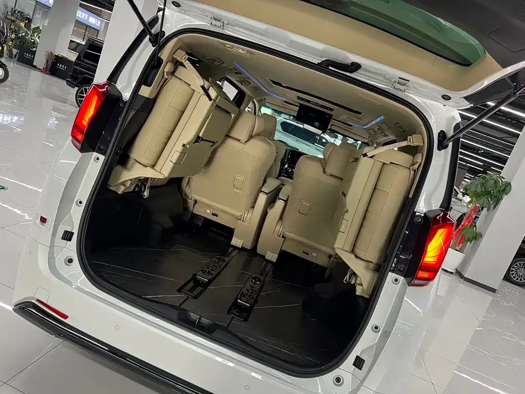 Toyota Alphard — фото 10