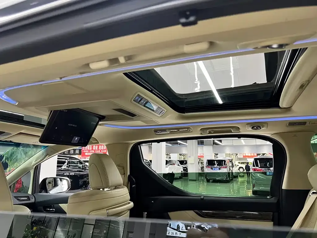 Toyota Alphard — фото 2