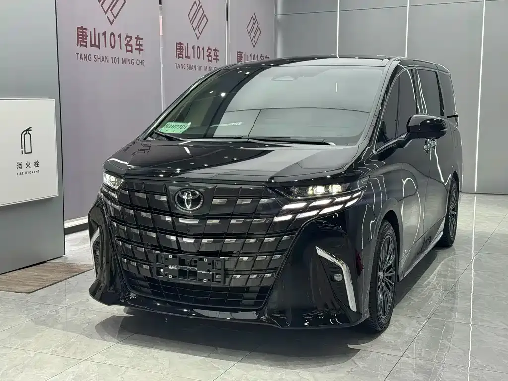 Toyota Alphard — фото 1