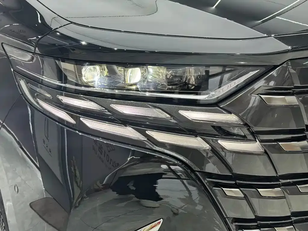 Toyota Alphard — фото 10