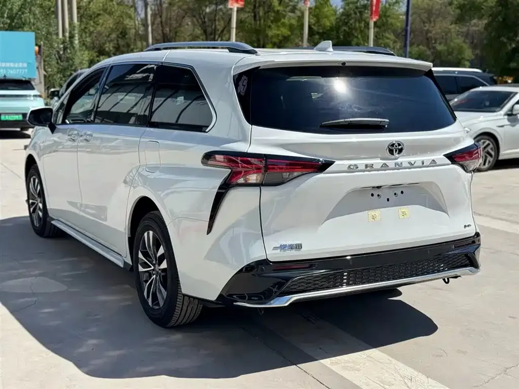 Toyota Granvia — фото 6