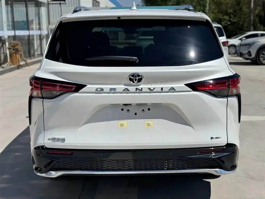 Toyota Granvia — фото 5