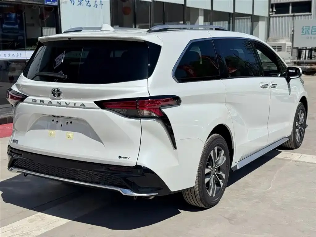 Toyota Granvia — фото 8