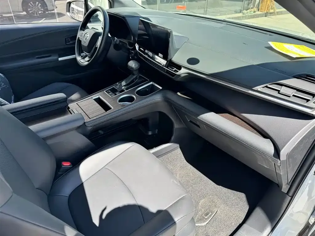 Toyota Granvia — фото 10