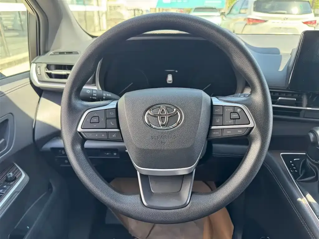 Toyota Granvia — фото 3