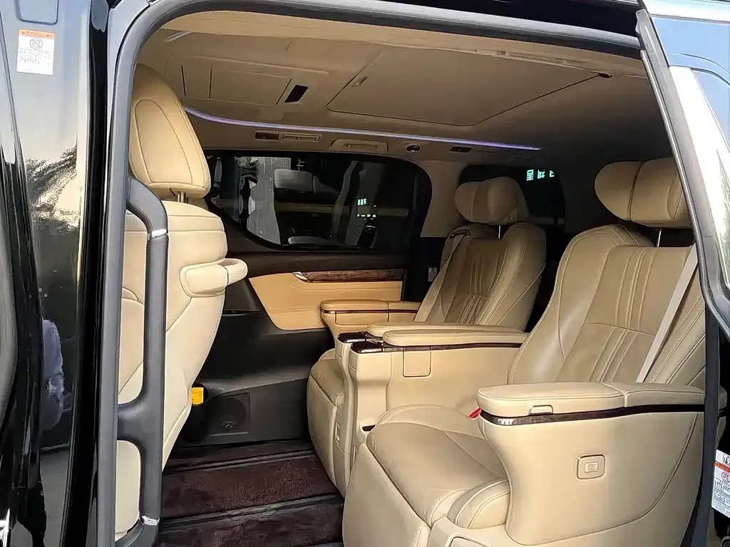 Toyota Alphard — фото 3