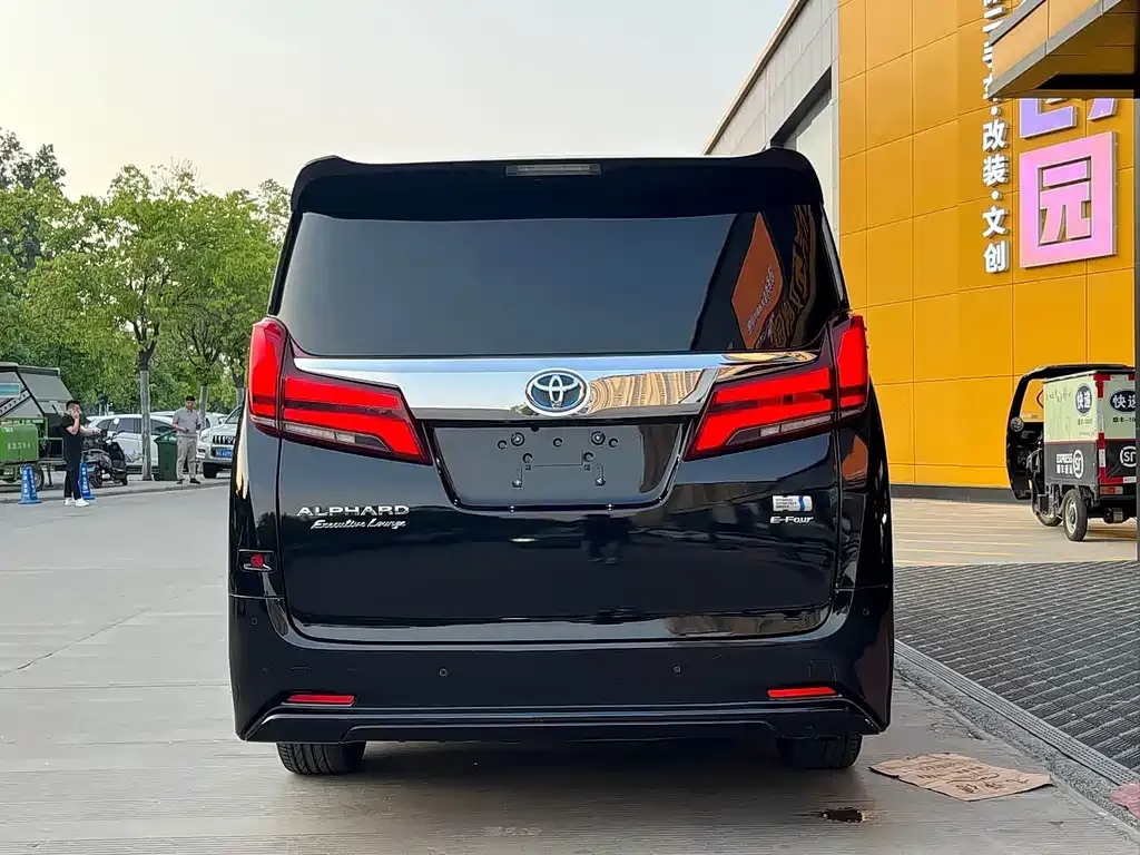 Toyota Alphard — фото 5