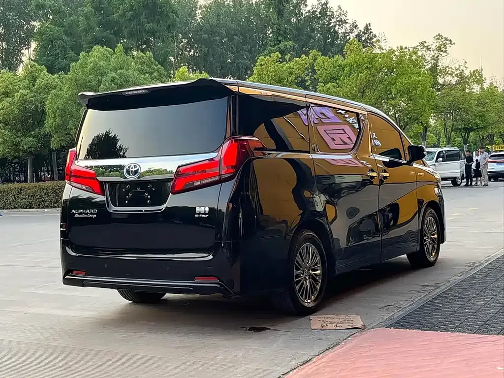 Toyota Alphard — фото 9