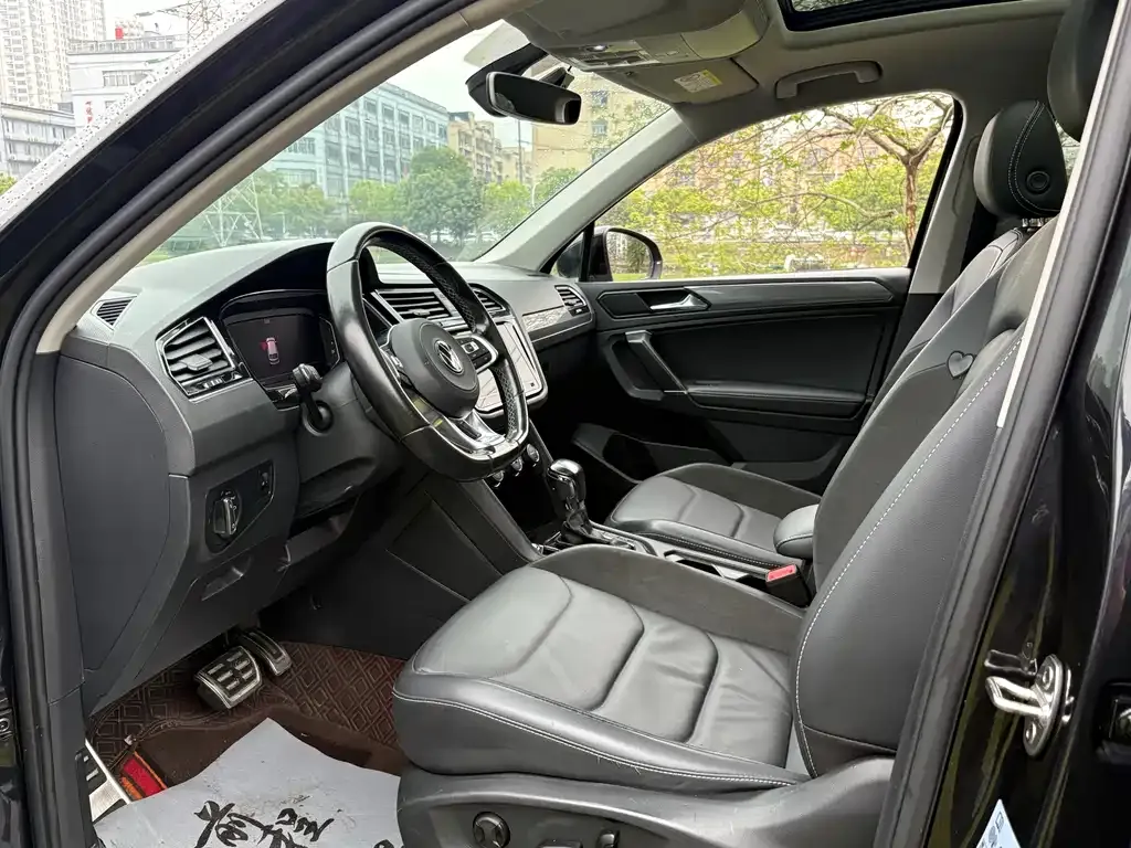 Volkswagen Tiguan L — фото 6