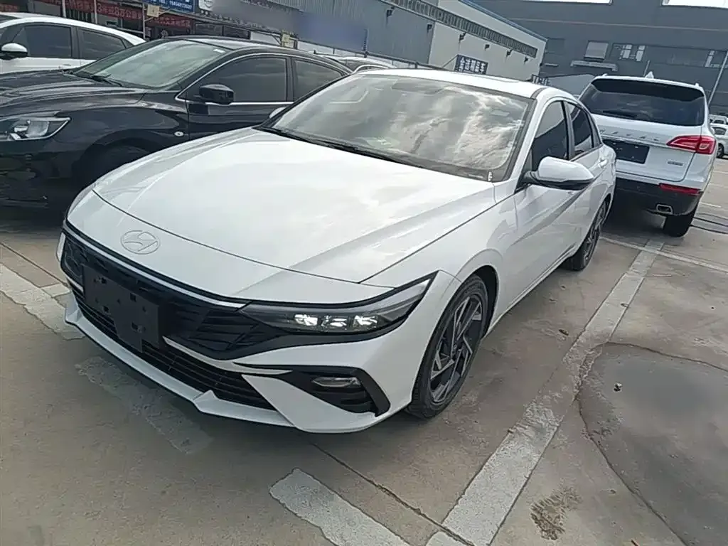 Hyundai Elantra — фото 1