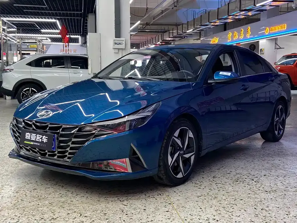 Hyundai Elantra — фото 1