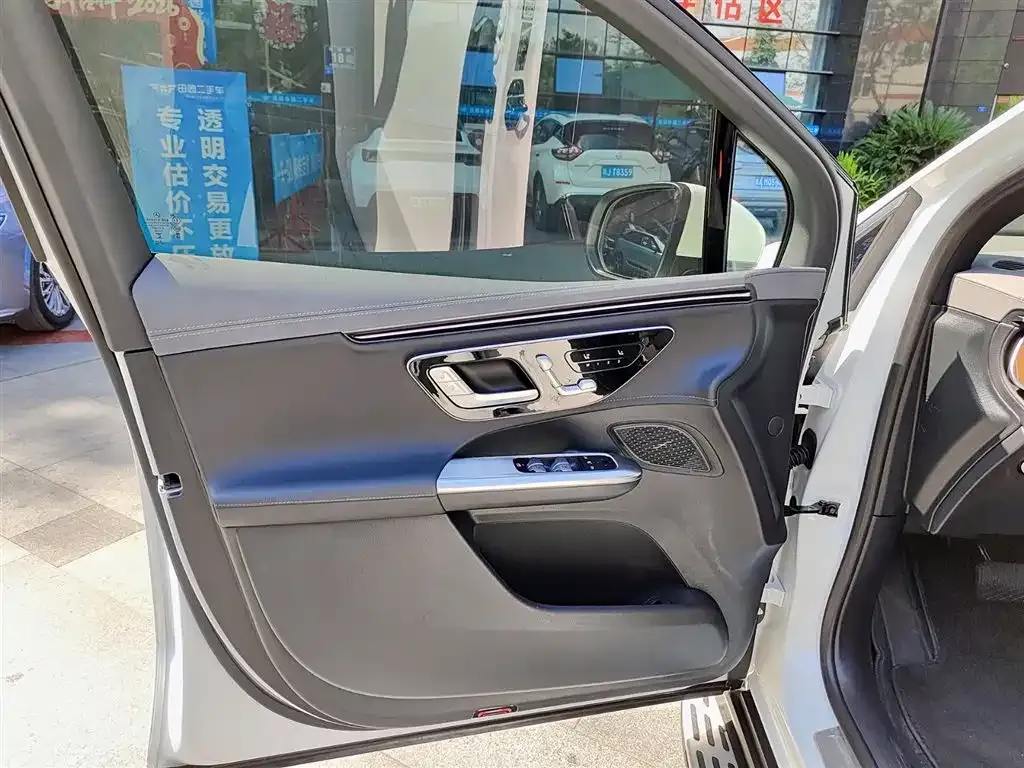 Mercedes-Benz EQE SUV — фото 3