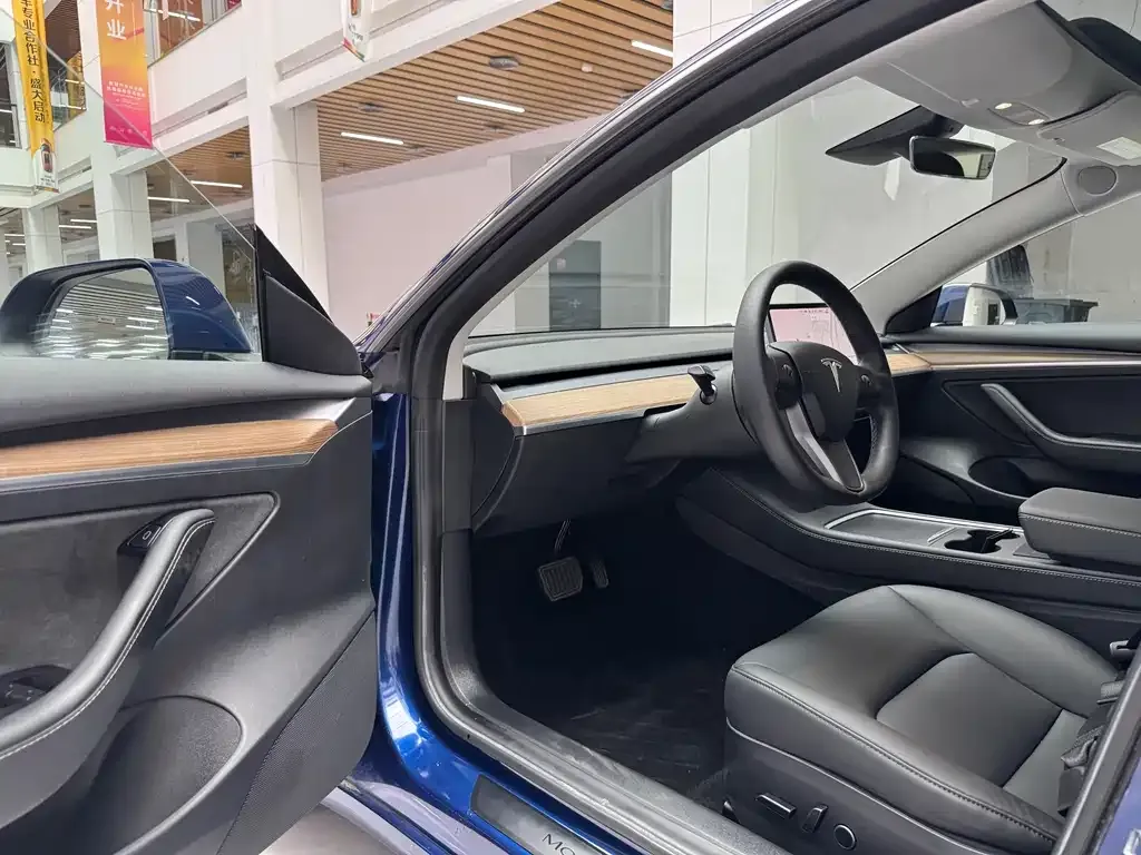 Tesla Model 3 — фото 4