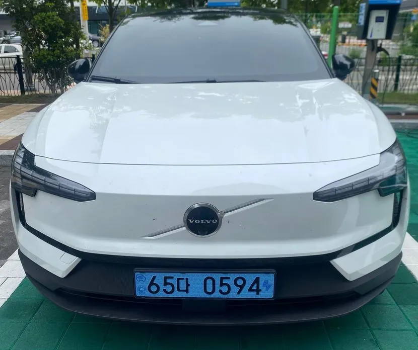 Volvo EX30 — фото 1