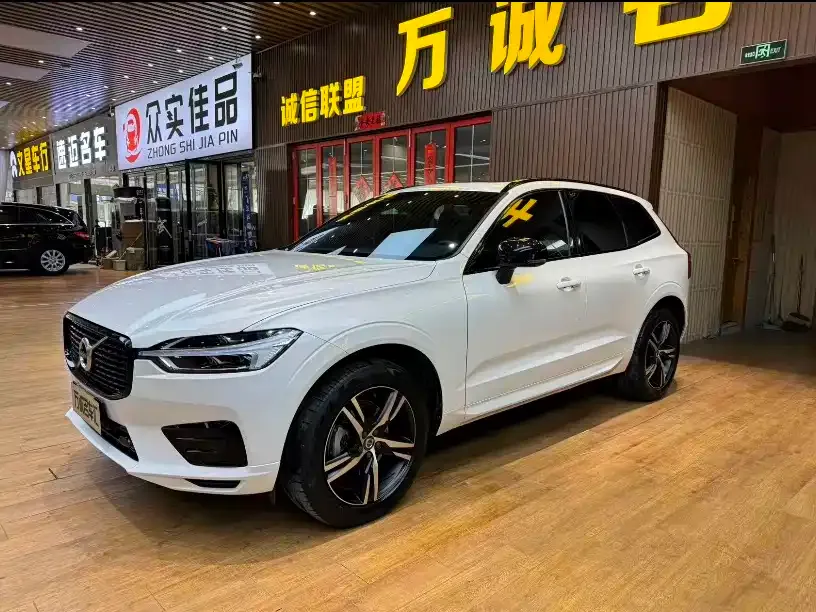 Volvo XC60 — фото 1