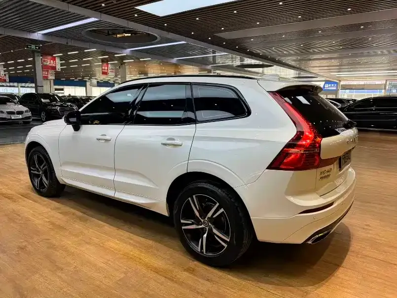 Volvo XC60 — фото 9