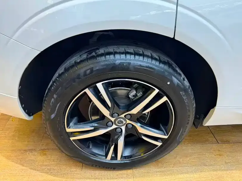 Volvo XC60 — фото 10