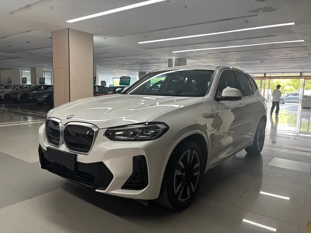BMW iX3 — фото 1