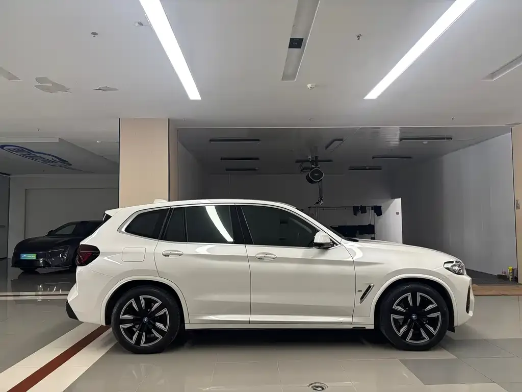 BMW iX3 — фото 10