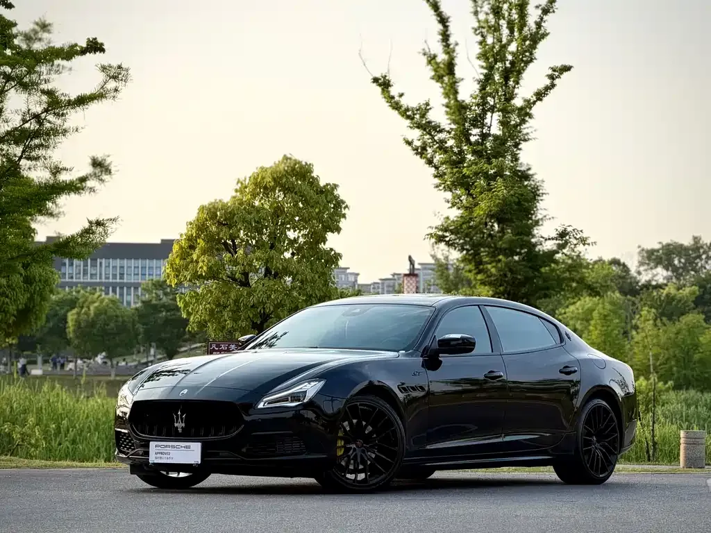 Maserati Quattroporte — фото 1
