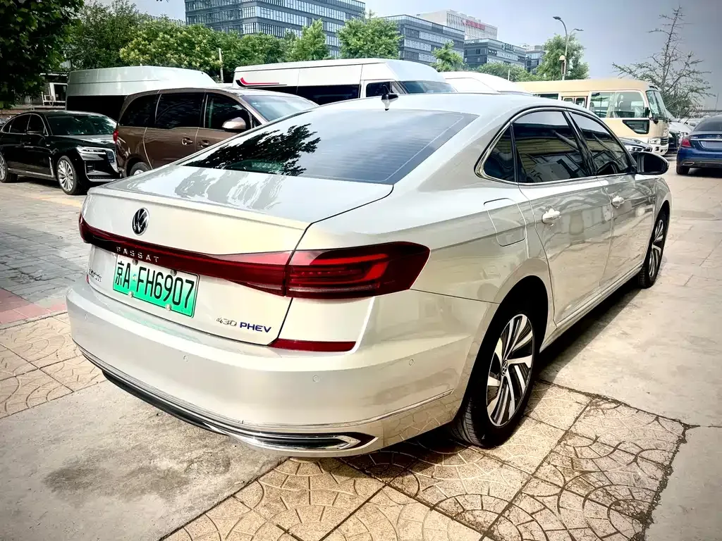 Volkswagen Passat PHEV — фото 9