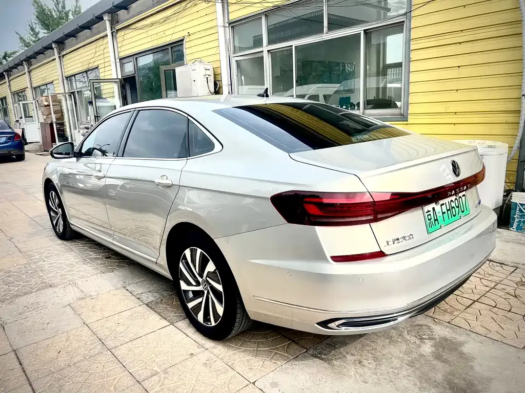 Volkswagen Passat PHEV — фото 4
