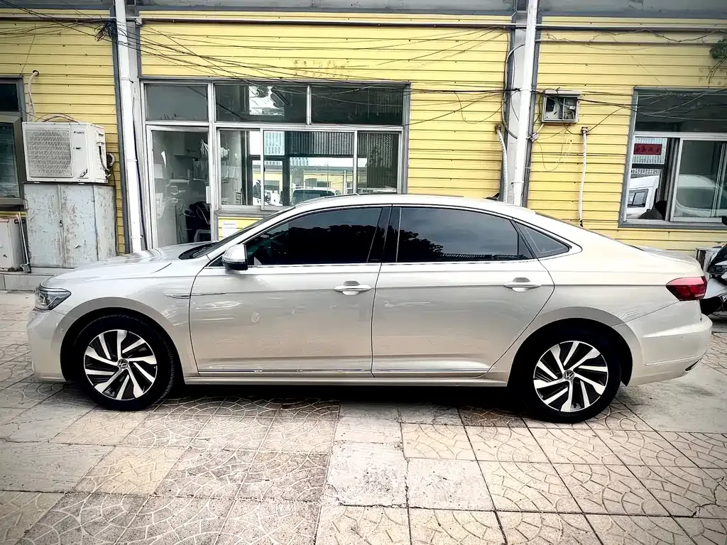 Volkswagen Passat PHEV — фото 8