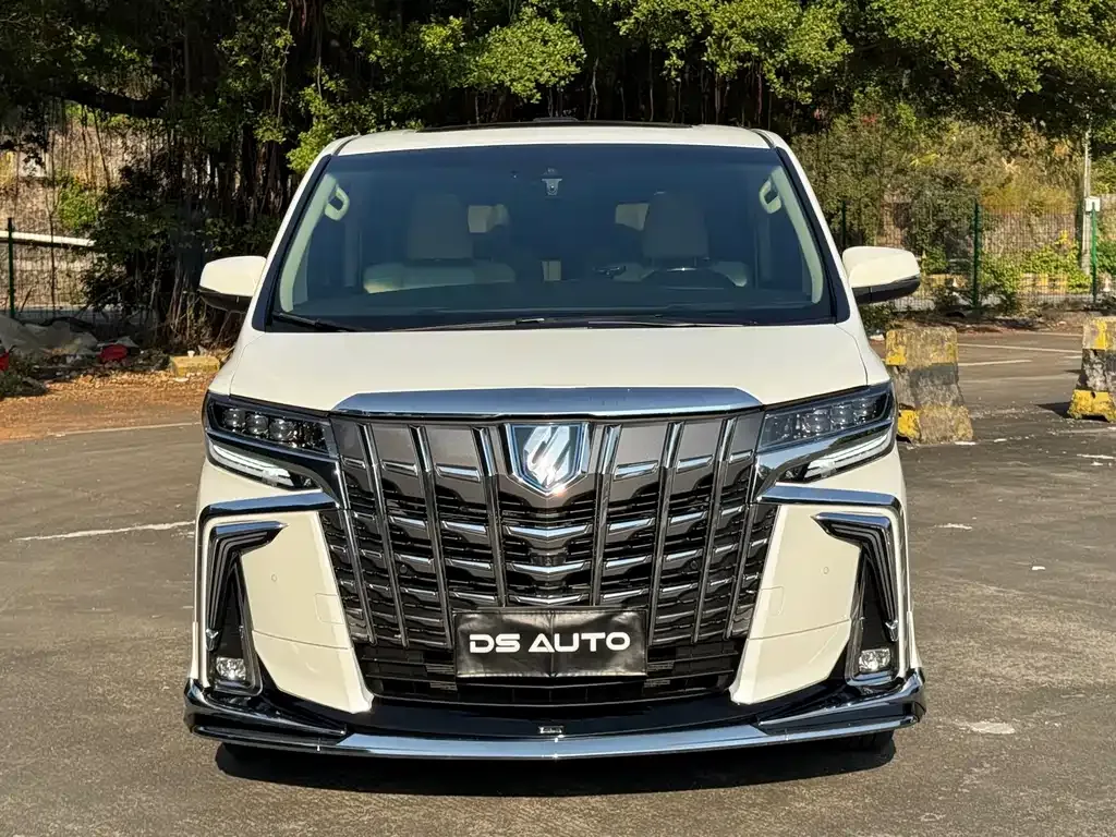Toyota Vellfire — фото 1