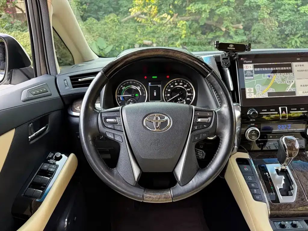 Toyota Vellfire — фото 7