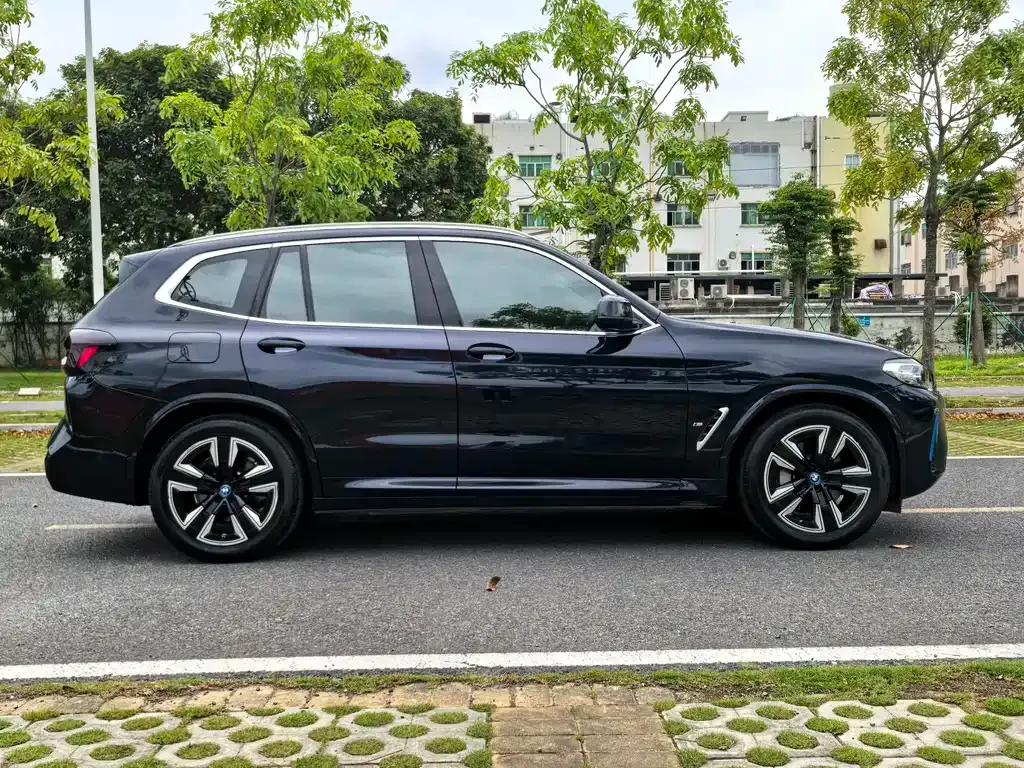 BMW iX3 — фото 5
