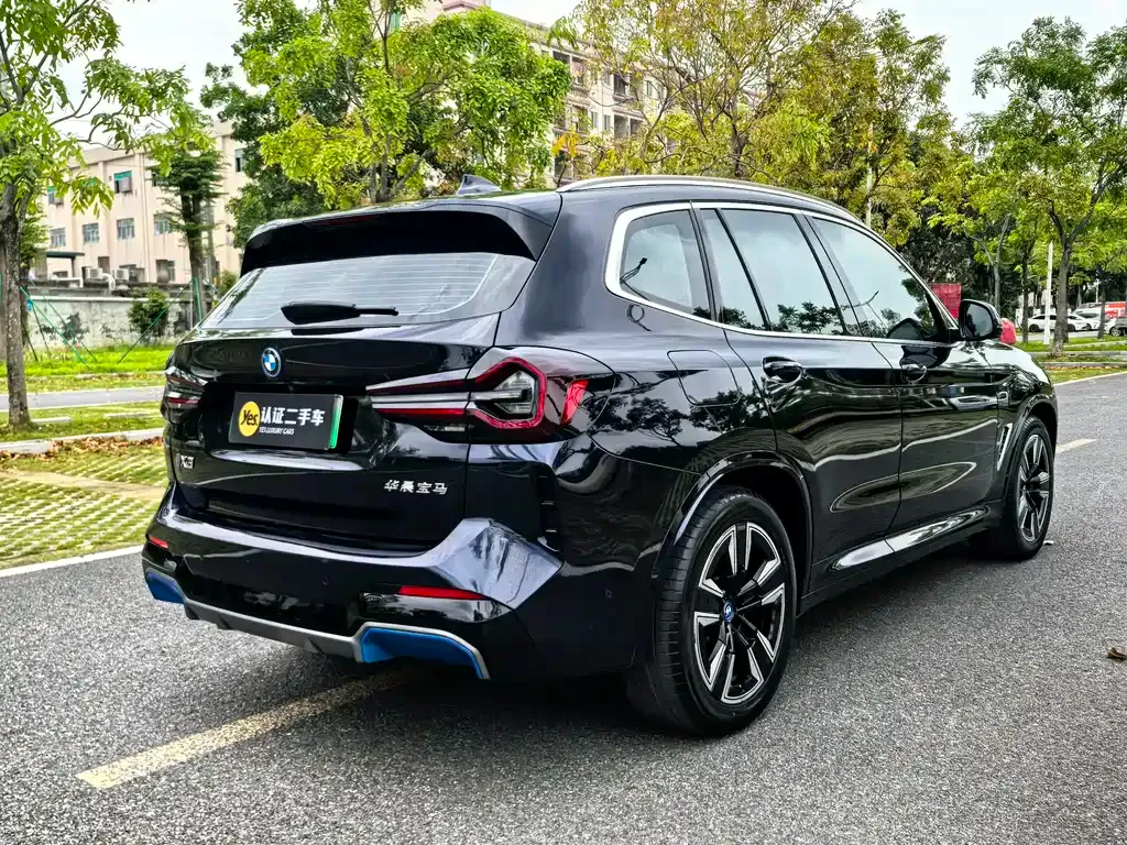 BMW iX3 — фото 8