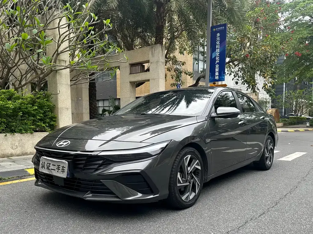 Hyundai Elantra — фото 1