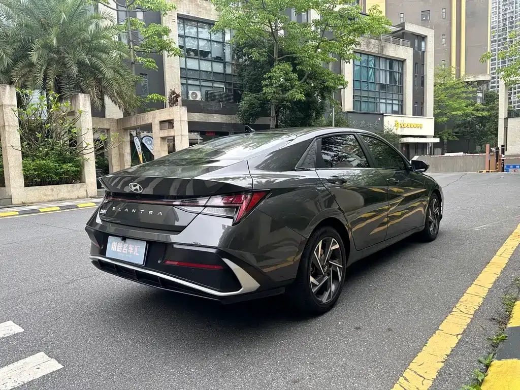 Hyundai Elantra — фото 5