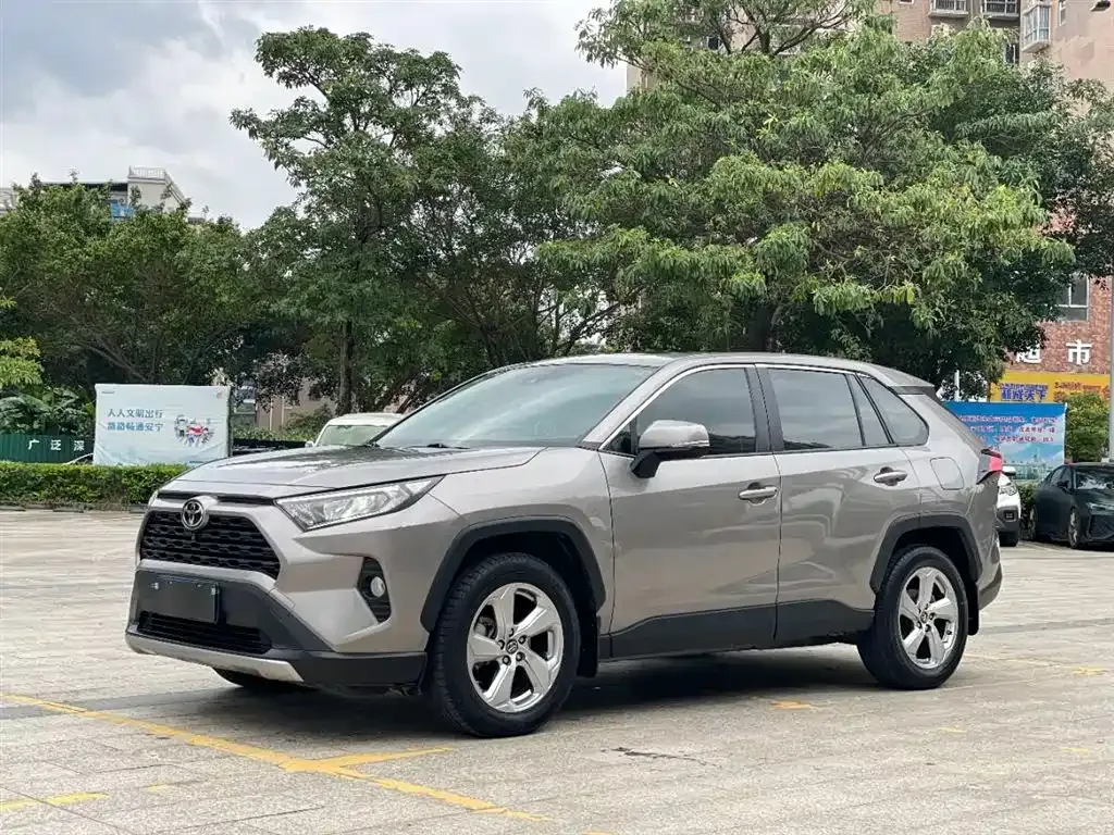 Toyota RAV4 — фото 1