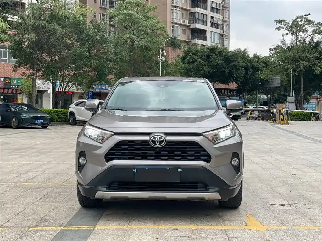 Toyota RAV4 — фото 7