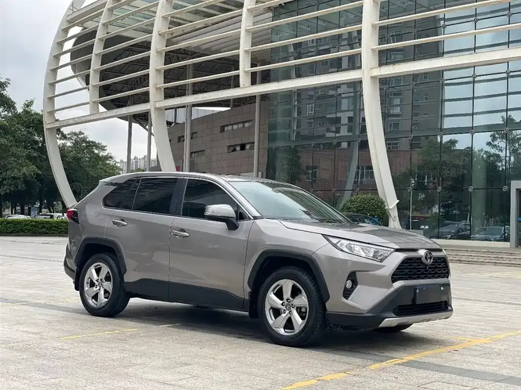 Toyota RAV4 — фото 8