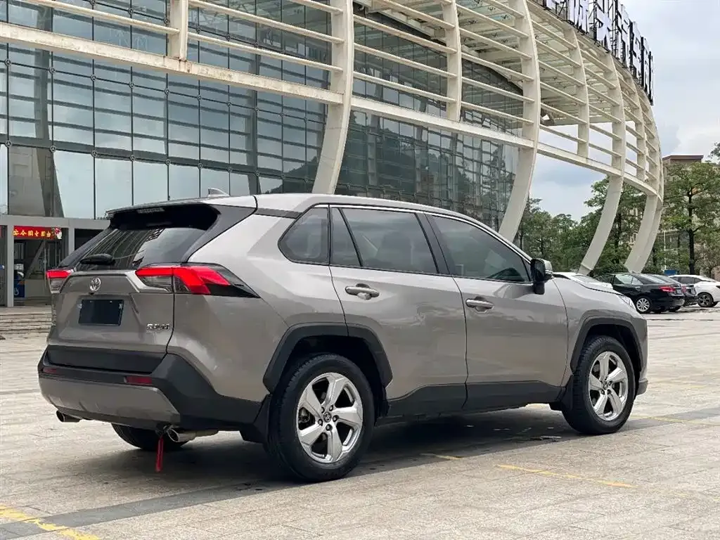Toyota RAV4 — фото 3