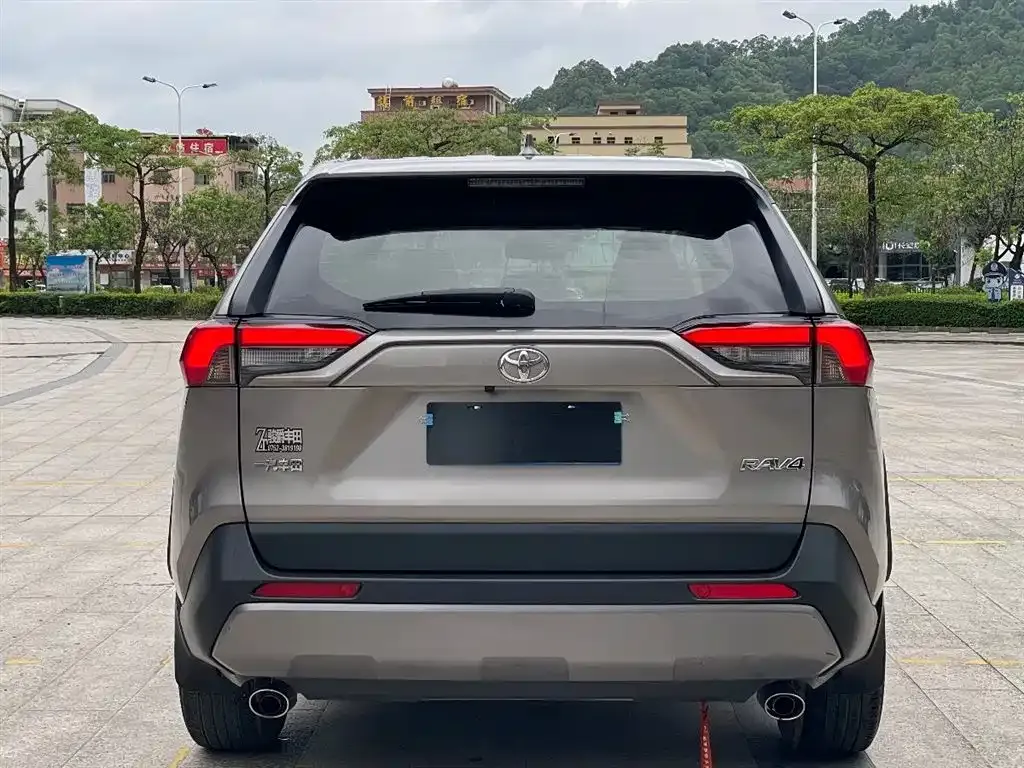 Toyota RAV4 — фото 5
