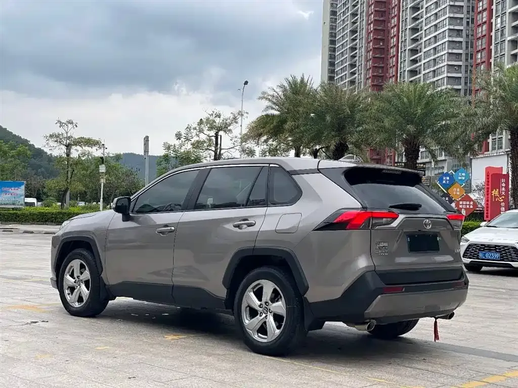 Toyota RAV4 — фото 9