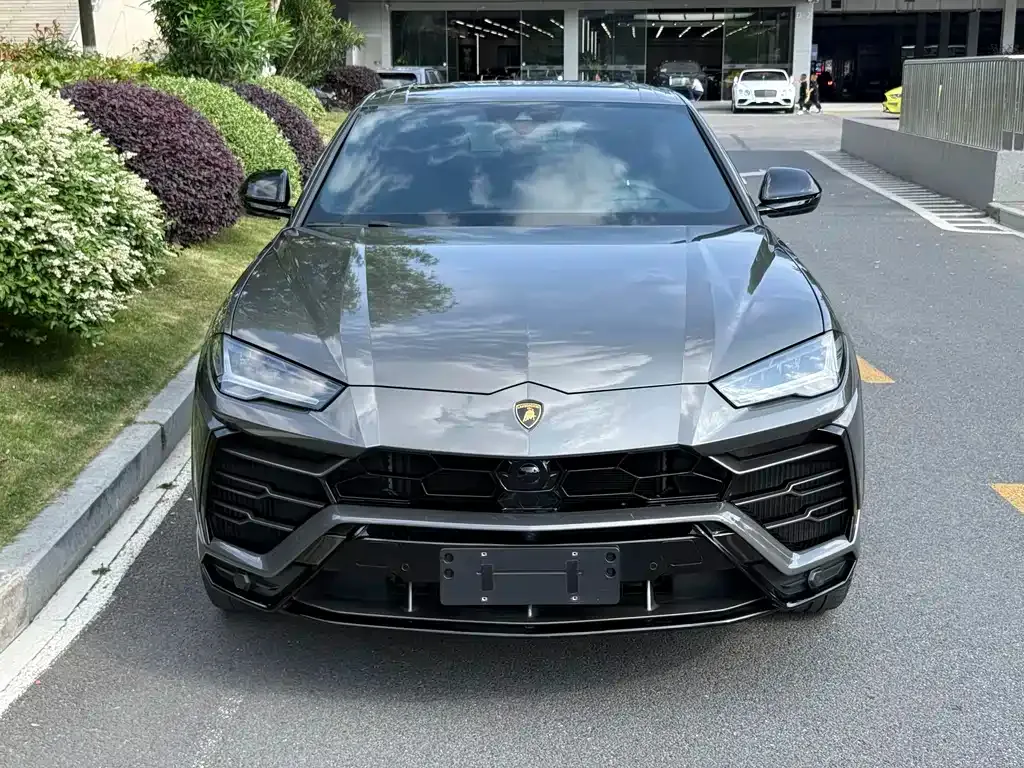 Lamborghini Urus — фото 1